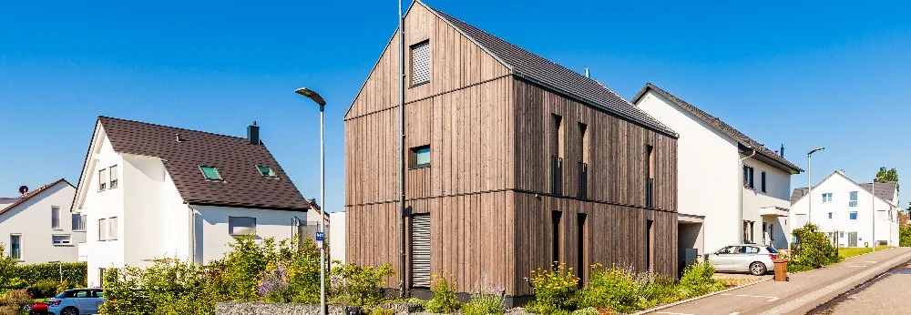 Modernes Haus mit Holzfassade